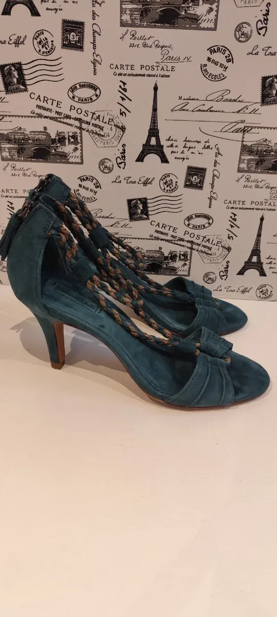 Sapatos de salão verde azulado e dourado