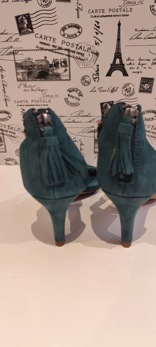 Sapatos de salão verde azulado e dourado