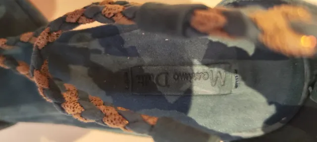 Sapatos de salão verde azulado e dourado