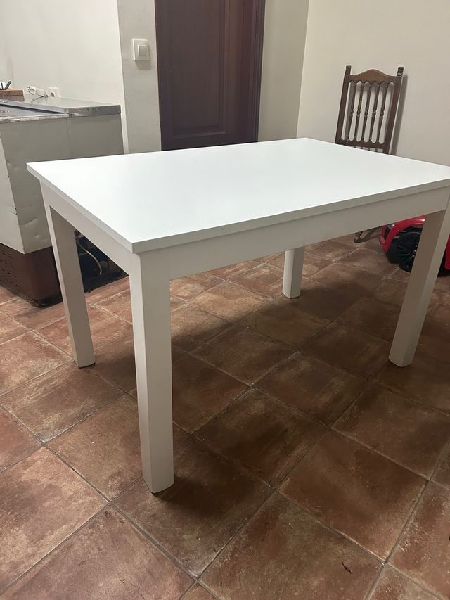 Mesa de comedor blanca de madera