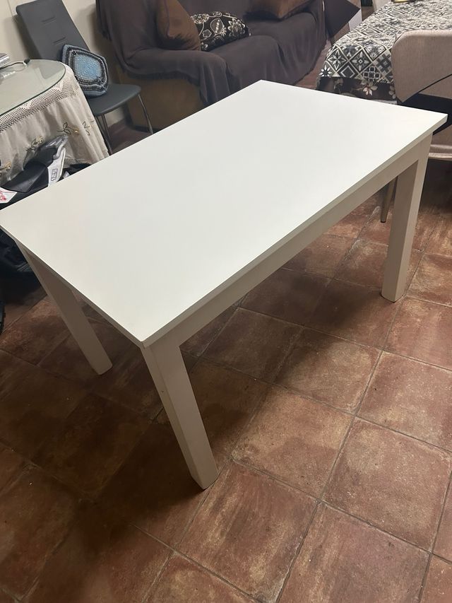 Mesa de comedor blanca de madera