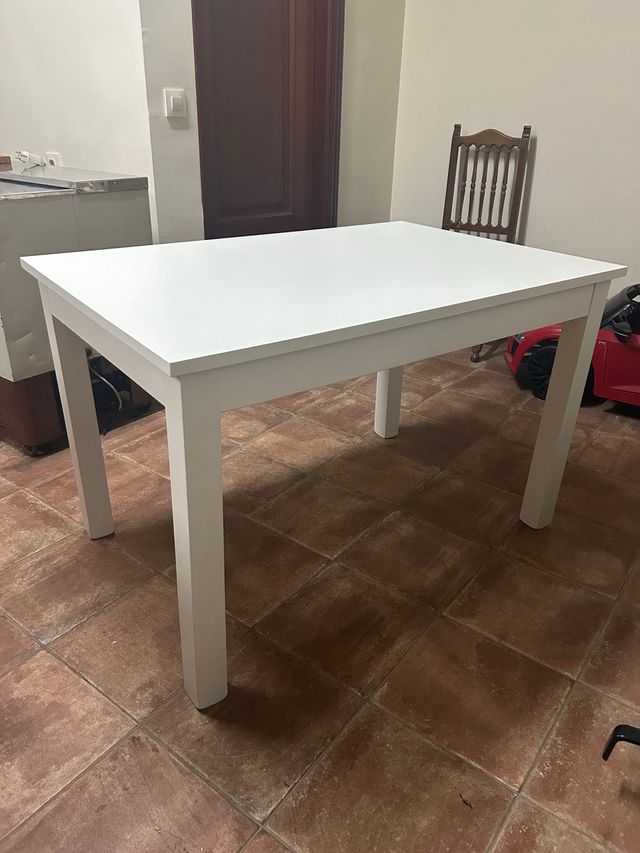 Mesa de comedor blanca de madera