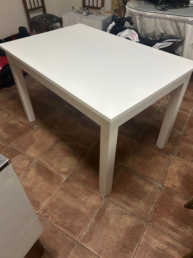 Mesa de comedor blanca de madera
