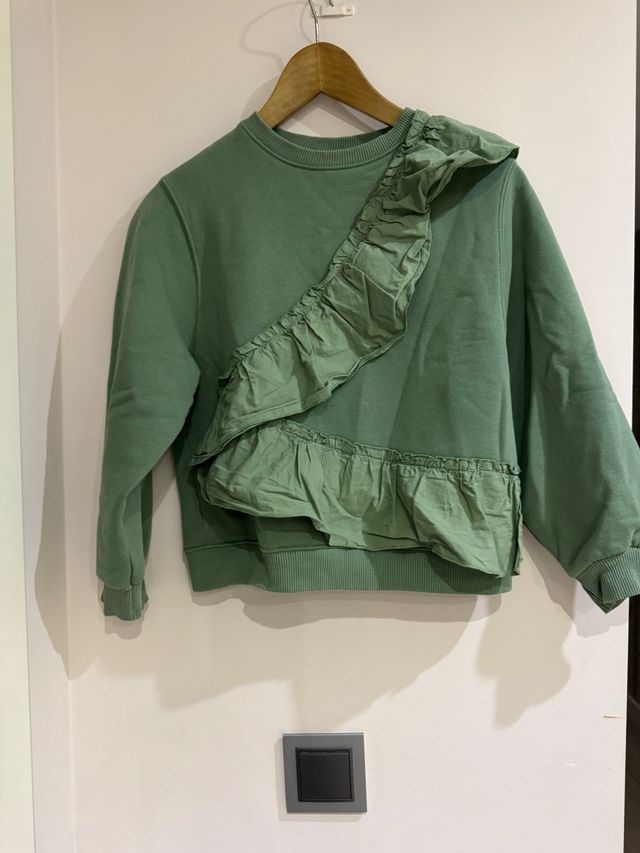 Sudadera Zara verde con volantes talla 10