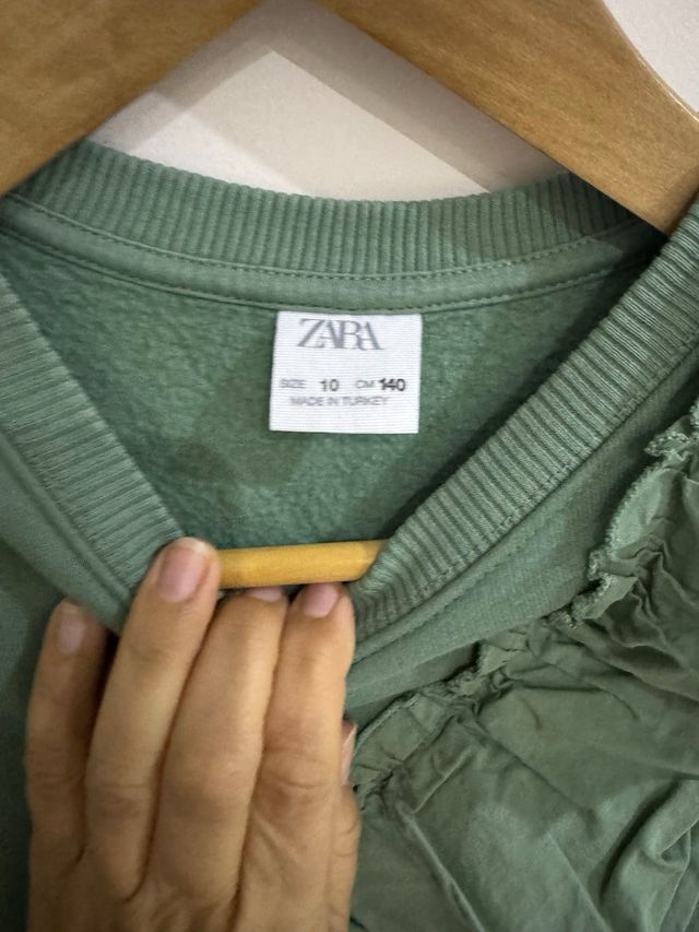 Sudadera Zara verde con volantes talla 10