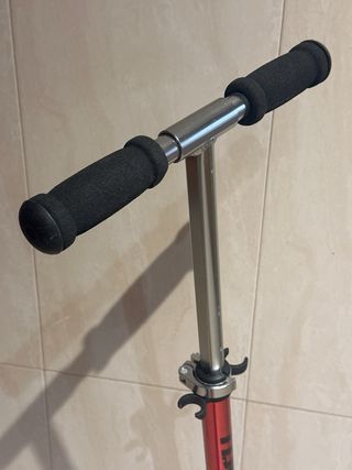 Patinete rojo plegable marca Tijuana