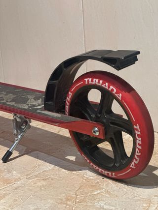 Patinete rojo plegable marca Tijuana