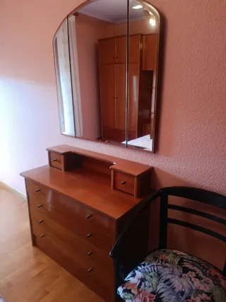 Habitación madera: mesillas y sinfonier