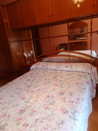 Habitación madera: mesillas y sinfonier