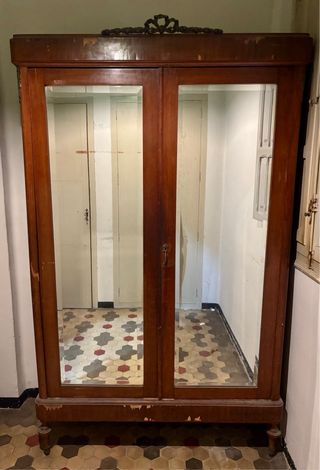 Guardaroba antico in legno massello con porte in vetro