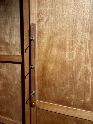 Guardaroba antico in legno massello con porte in vetro