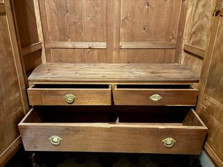 Guardaroba antico in legno massello con porte in vetro