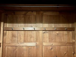 Guardaroba antico in legno massello con porte in vetro