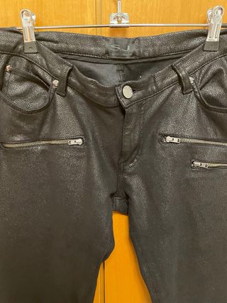 Pantalón cuero negro con cremalleras