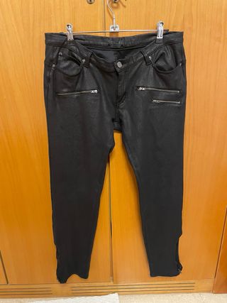 Pantalón cuero negro con cremalleras