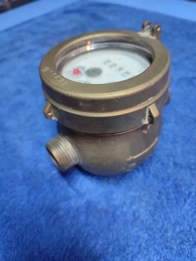 Contador de agua vintage latón