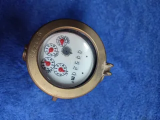 Contador de agua vintage latón