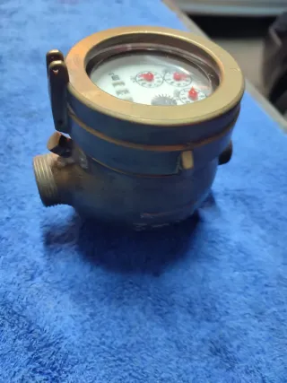 Contador de agua vintage latón