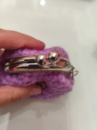 Monedero ganchillo artesanal lila mujer