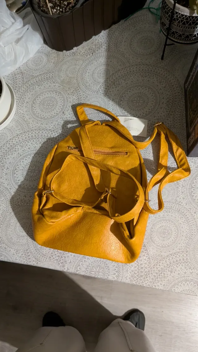 Mochila amarilla con diseño chevron