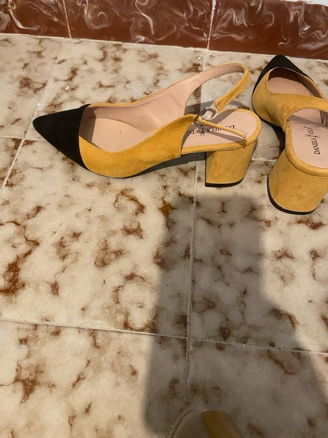 Zapatos de tacón slingback amarillos y negros