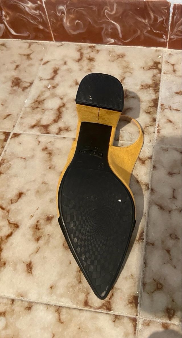 Zapatos de tacón slingback amarillos y negros