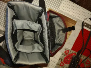 Tracolla imbottita per reflex con obiettivo.