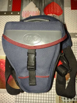 Tracolla imbottita per reflex con obiettivo.