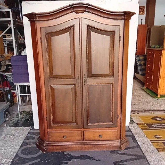 Armario antiguo de madera