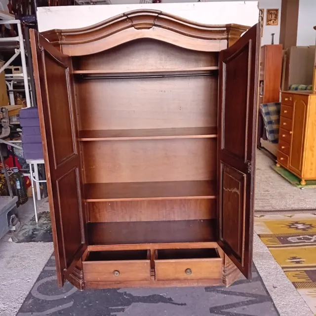 Armario antiguo de madera