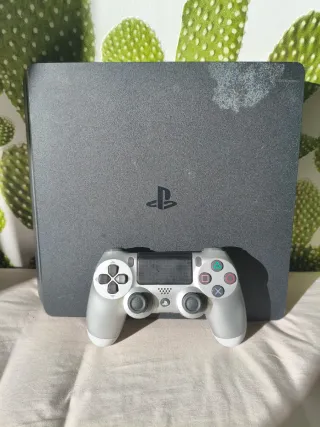 PS4 Slim 1TB + Mando Plateado