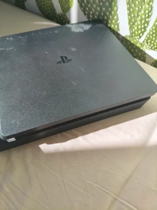 PS4 Slim 1TB + Mando Plateado
