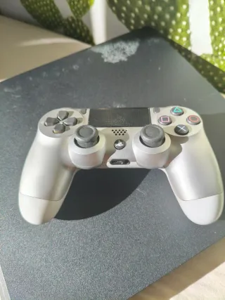 PS4 Slim 1TB + Mando Plateado