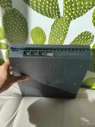 PS4 Slim 1TB + Mando Plateado