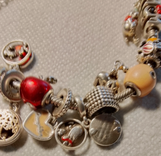 Bracciale Pandora con Charm Rossi e Argento