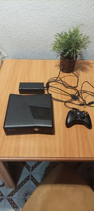 Xbox 360 Slim Negra con Mando y Fuente