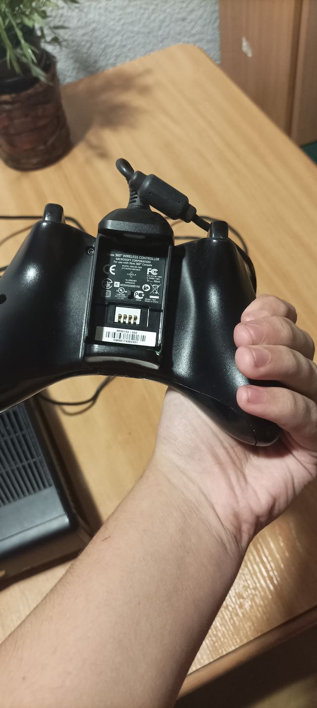 Xbox 360 Slim Negra con Mando y Fuente