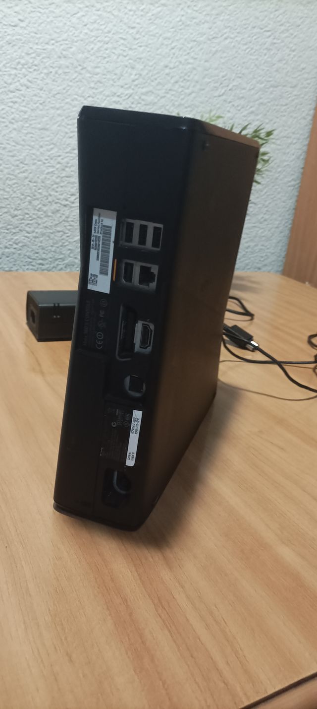 Xbox 360 Slim Negra con Mando y Fuente