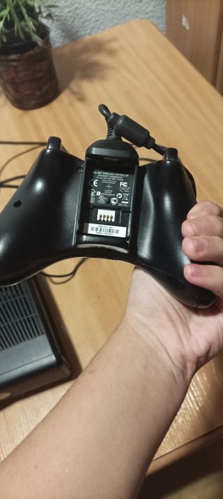 Xbox 360 Slim Negra con Mando y Fuente