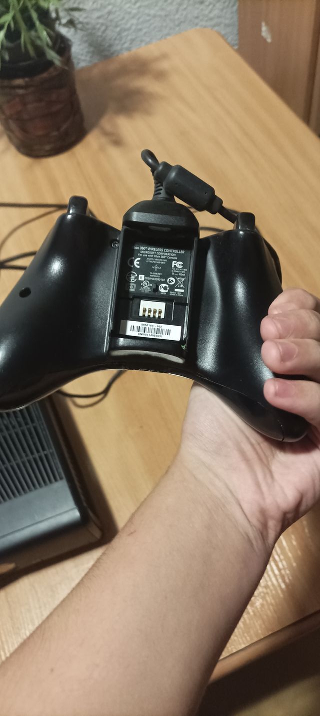 Xbox 360 Slim Negra con Mando y Fuente