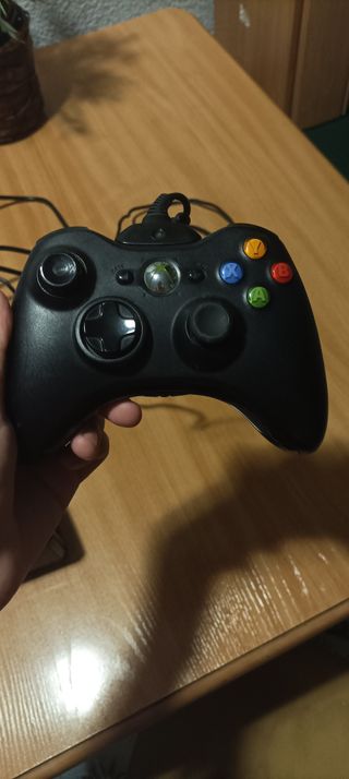 Xbox 360 Slim Negra con Mando y Fuente