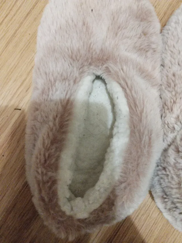 Zapatillas de casa peludas beige y rosa