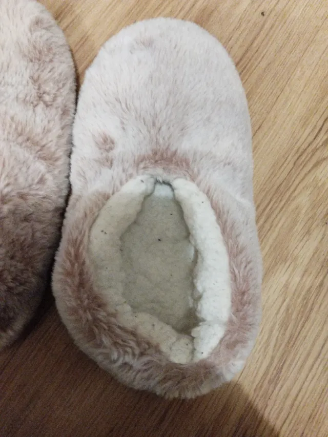 Zapatillas de casa peludas beige y rosa