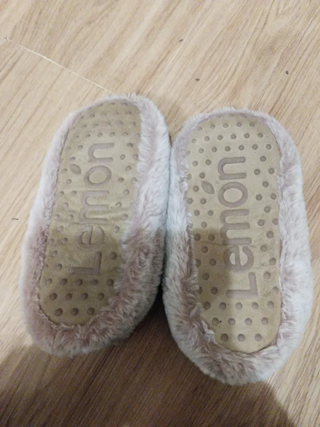 Zapatillas de casa peludas beige y rosa