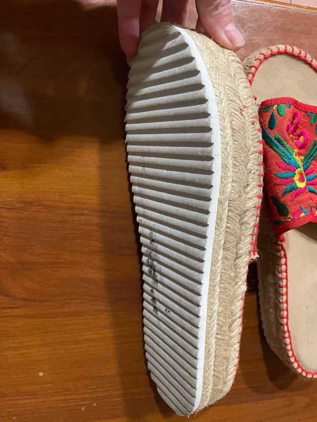 Sandalias planas bordadas multicolor