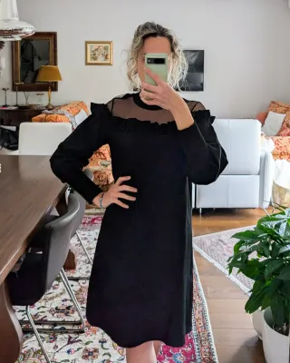 Vestito nero con spalle velate