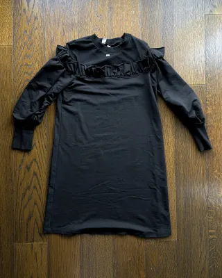 Vestito nero con spalle velate