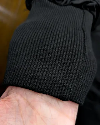 Vestito nero con spalle velate