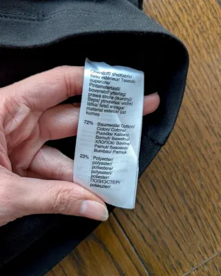 Vestito nero con spalle velate