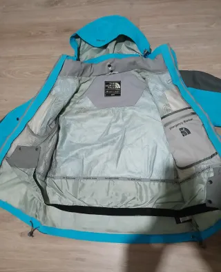 Chaqueta The North Face azul y gris